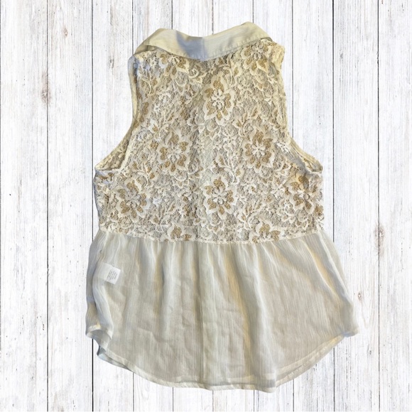 Kirra sheer sleeveless lace button up top. White gold accents small. - Picture 2 of 8